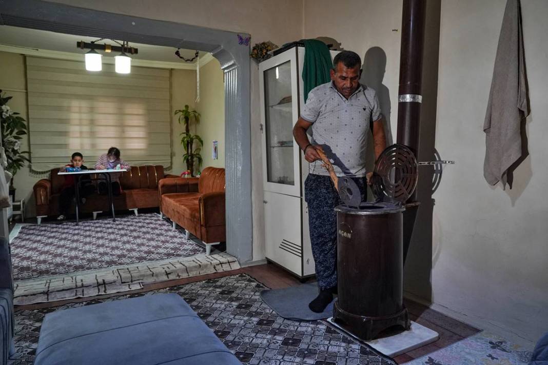Çocuklarına hem baba, hem anne oldu: Duygulandıran videonun ardından dram çıktı! Evde yemek yapan baba beğeni topladı 2